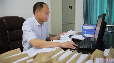 初心不改　本色不褪——記廣西勤廉榜樣、河池市紀委副書記、監(jiān)委副主任黃振林