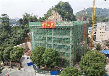 【奮戰(zhàn)三季度 打贏攻堅戰(zhàn)】冶建第五分公司憑祥市人民醫(yī)院項(xiàng)目主樓主體結(jié)構(gòu)順利封頂